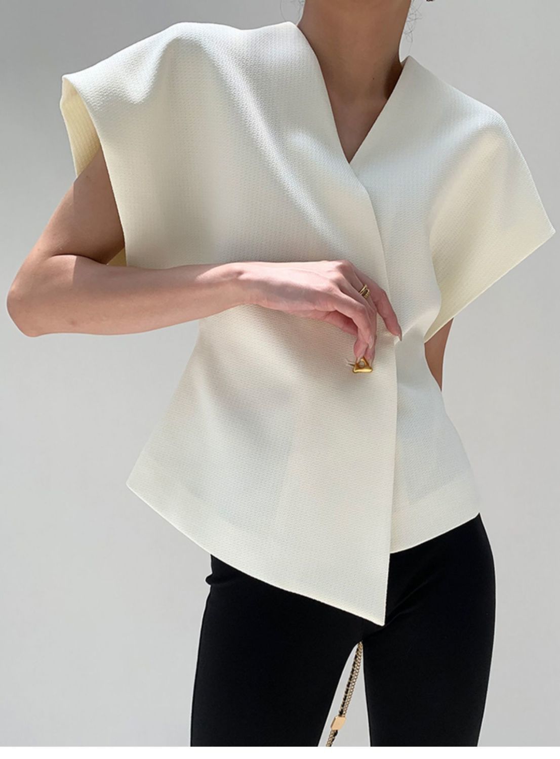 Marise | Top skulpturel silhuet med guldspænde