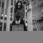 BERNADETTE™ – TASKE MED BLOMSTERDESIGN OG DEKORATIV SLØJFE