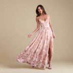 Clara Kjole | Lang kjole med blomsterprint, flæser og slids