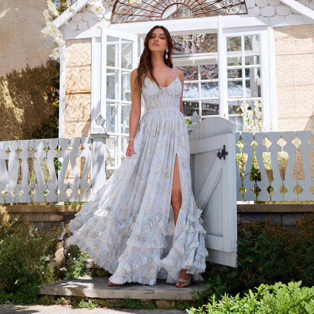 Clara Kjole | Lang kjole med blomsterprint, flæser og slids