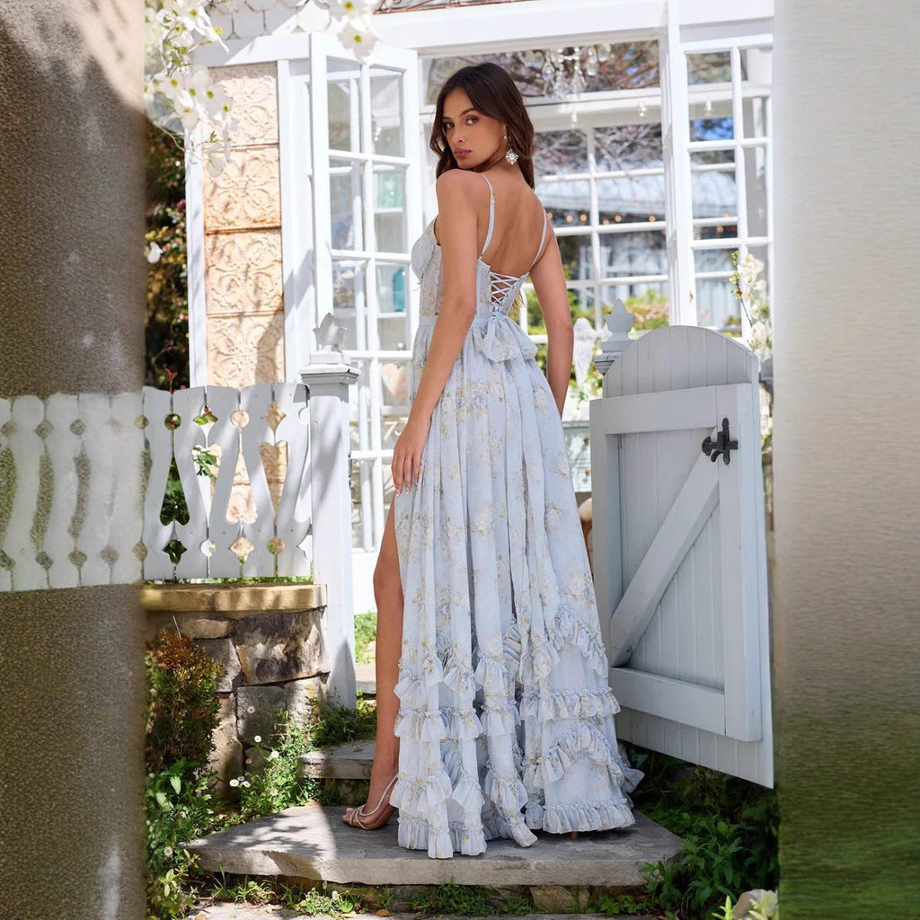 Clara Kjole | Lang kjole med blomsterprint, flæser og slids