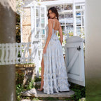 Clara Kjole | Lang kjole med blomsterprint, flæser og slids