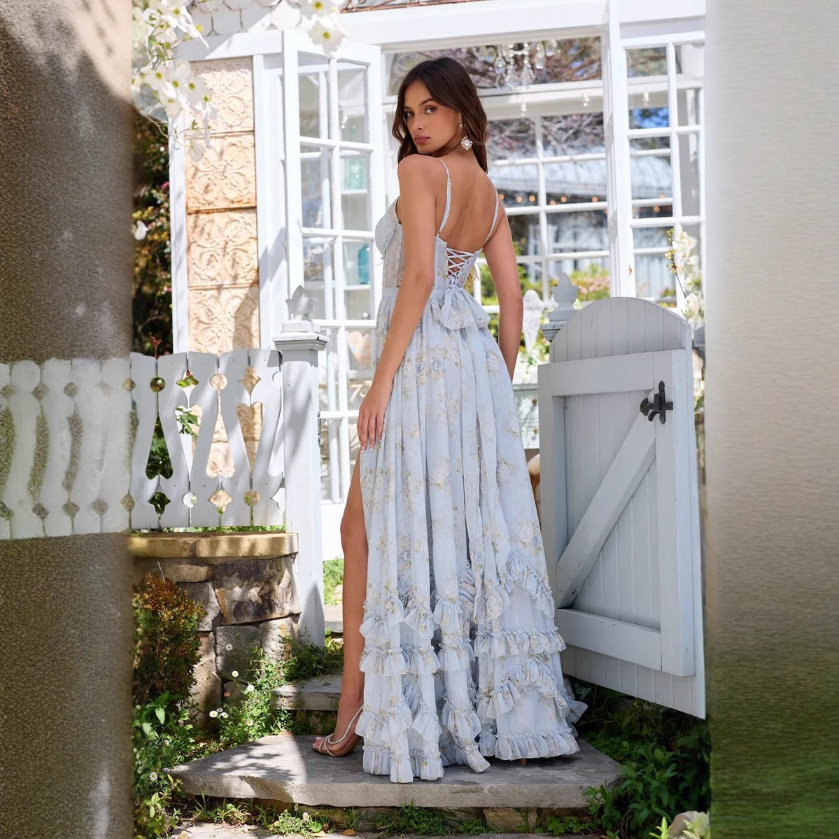 Clara Kjole | Lang kjole med blomsterprint, flæser og slids