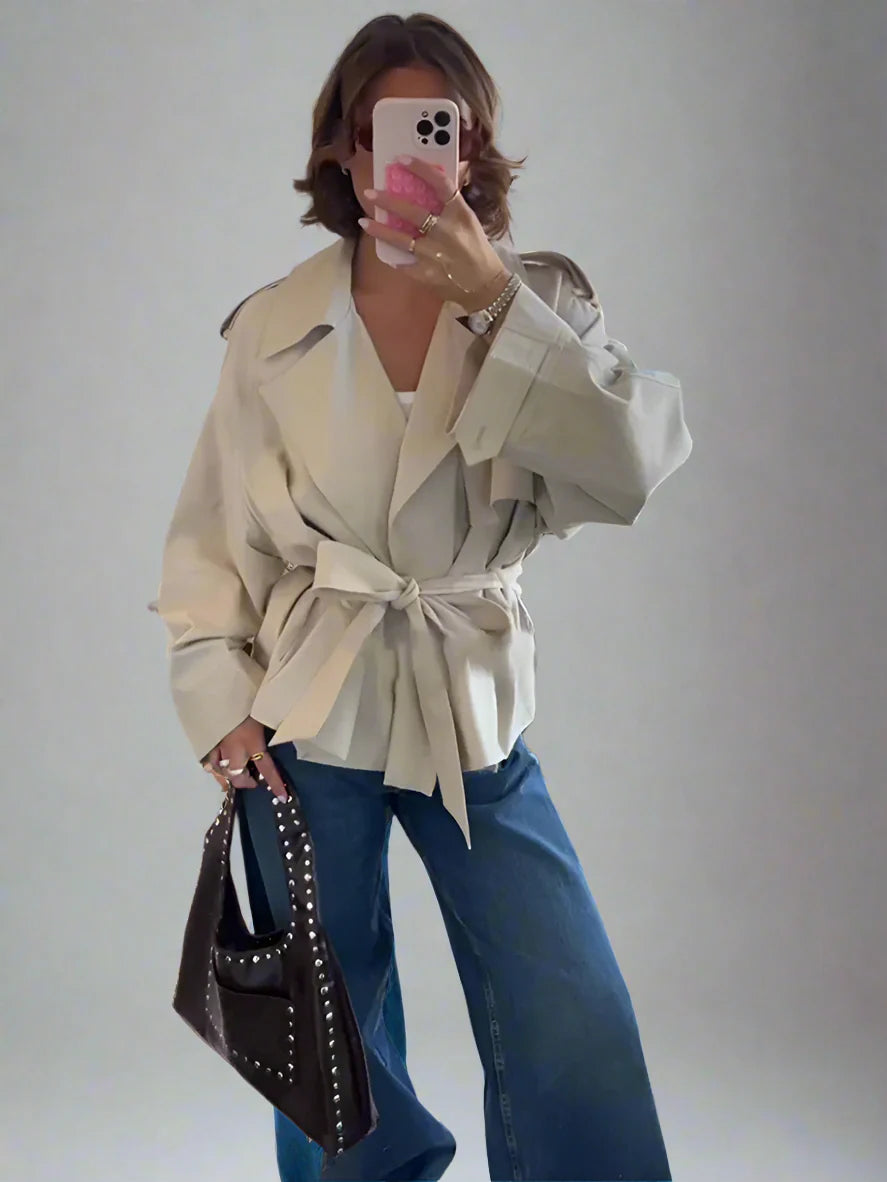 Kirsten | Kort Trenchcoat med Snøredetaljer