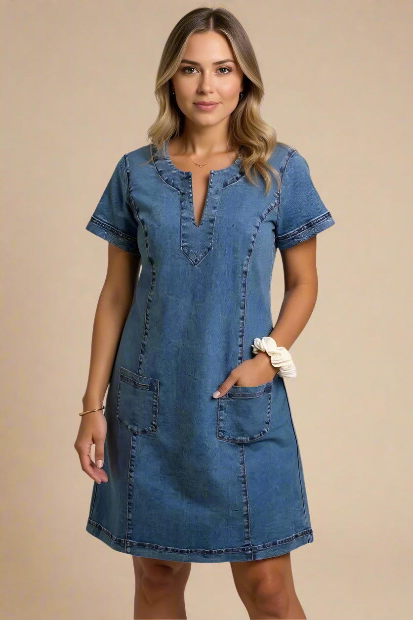 Eunice Kjole | Løs denimkjole med V-udskæring og lommer