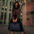 BERNADETTE™ – TASKE MED BLOMSTERDESIGN OG DEKORATIV SLØJFE