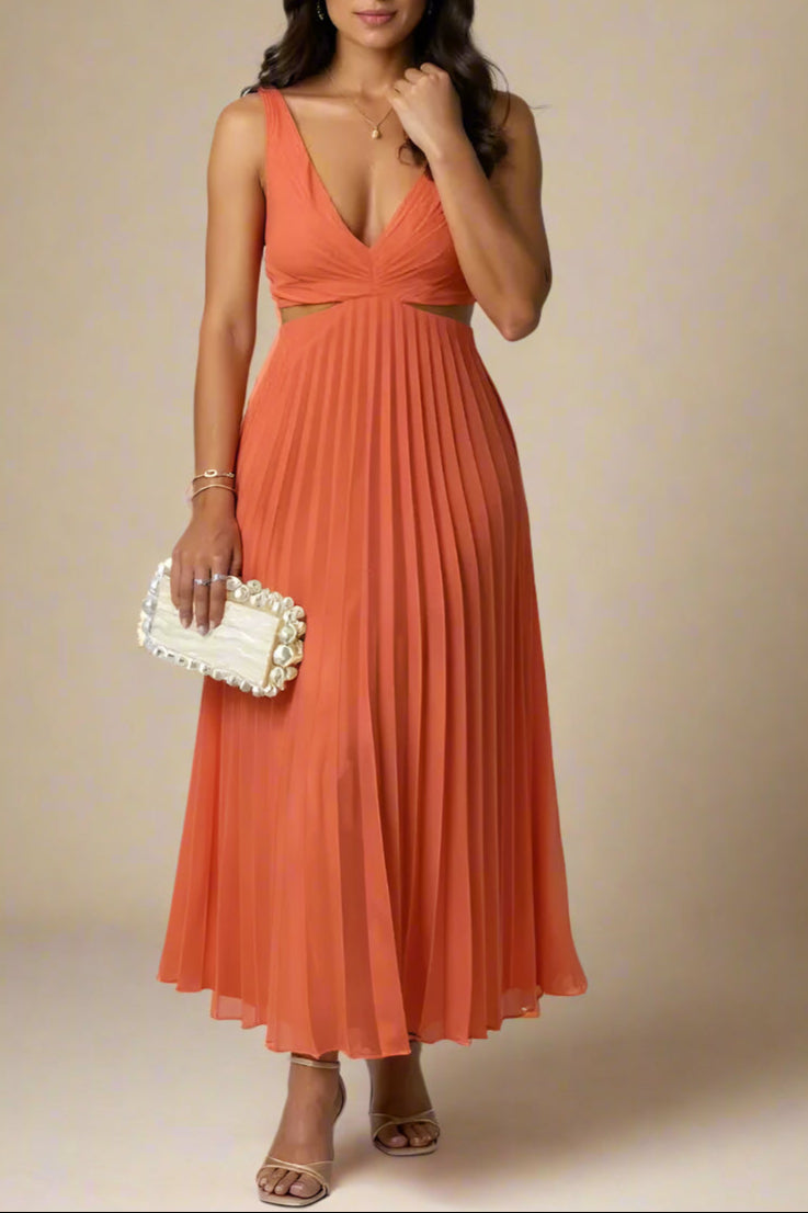 Nora Kjole | Plisseret midi-kjole med sidesnit og krydset udskæring