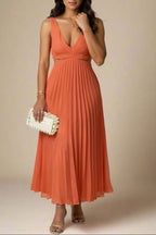 Nora Kjole | Plisseret midi-kjole med sidesnit og krydset udskæring