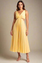 Nora Kjole | Plisseret midi-kjole med sidesnit og krydset udskæring