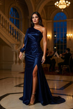 Selma Kjole | Satin gallakjole med én lang ærme